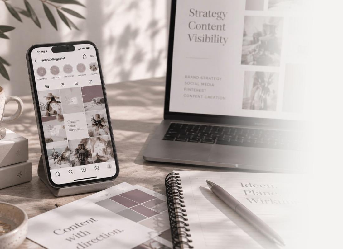 Content Marketing Arbeitsplatz mit Smartphone, Social Media, Pinterest und strategischer Content-Planung