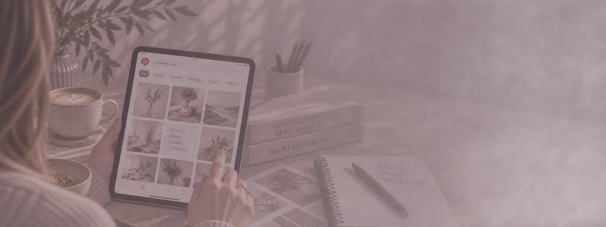 Pinterest-Pinnwand mit mehreren Pin-Designs auf Smartphone und Tablet