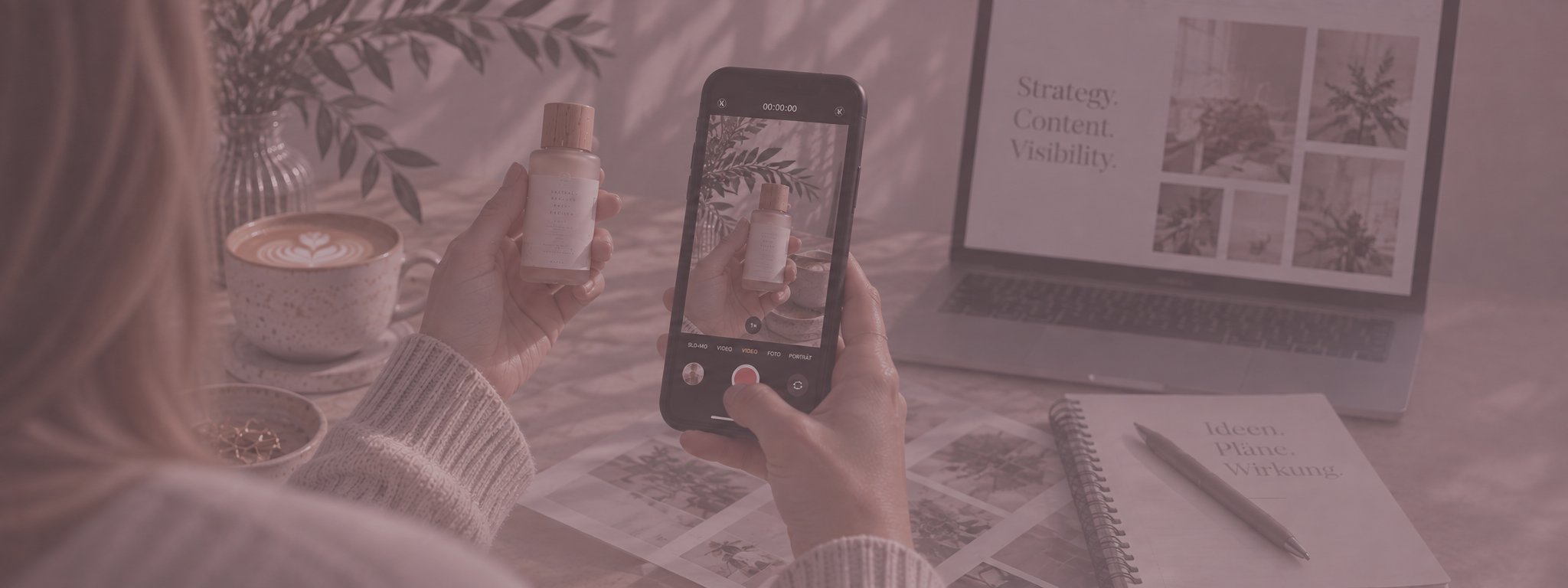 UGC Content Creator filmt Produktvideo mit dem Smartphone für Social Media und Ads
